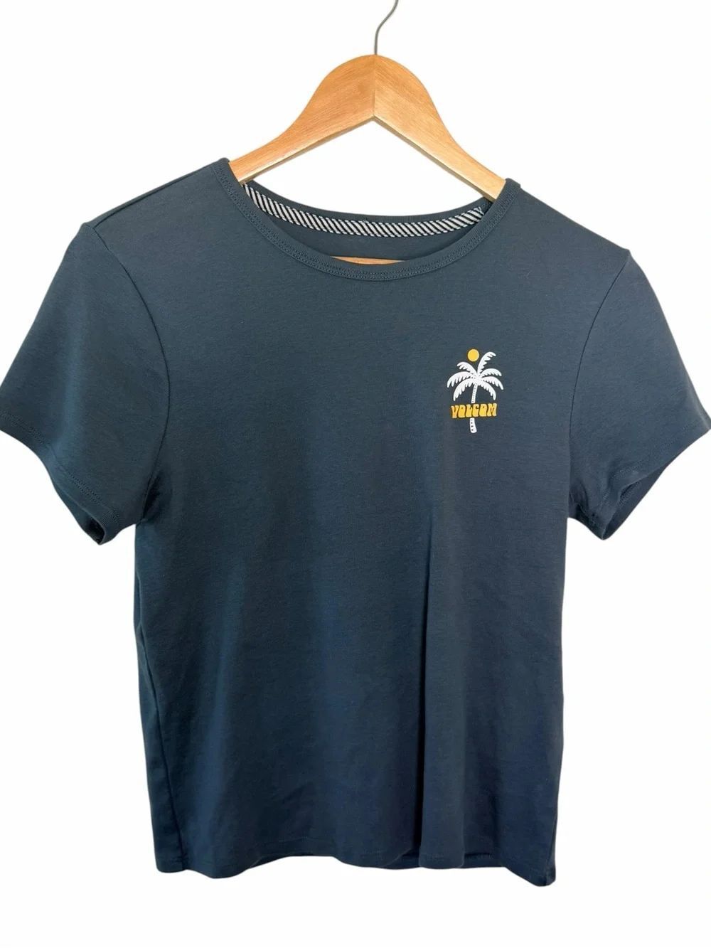 NWT Volcom charcoal Tee with Palm Tree Chest Graphic size large